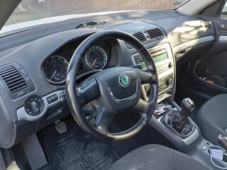 2012 Skoda Octavia II (A5) Рестайлинг, белый, 650000 рублей, вид 4