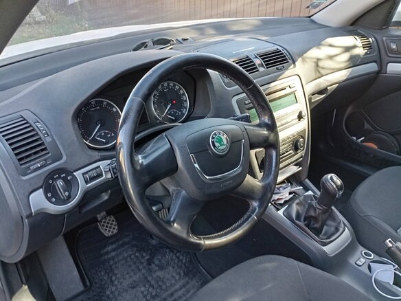 2012 Skoda Octavia II (A5) Рестайлинг, белый, 650000 рублей - вид 3