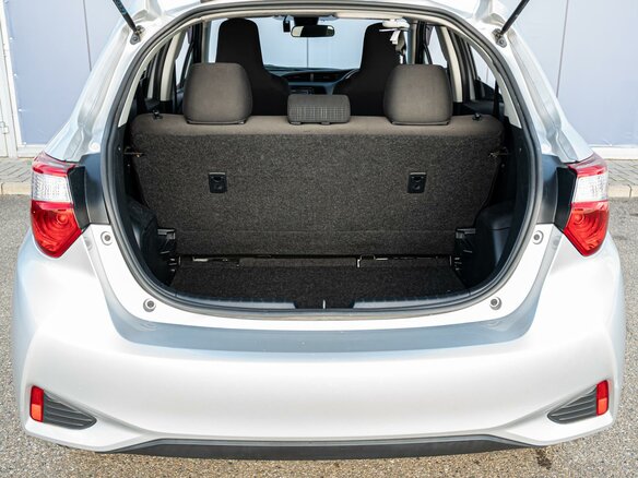 2017 Toyota Vitz III (XP130) Рестайлинг 2, серый, 890000 рублей - вид 16