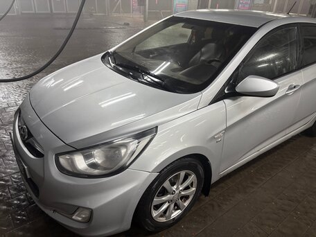2013 Hyundai Solaris I, серебристый, 550000 рублей, вид 3
