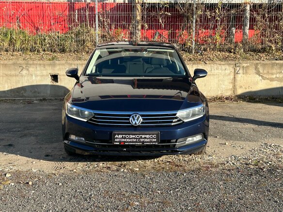 2017 Volkswagen Passat B8, синий, 1450000 рублей - вид 1