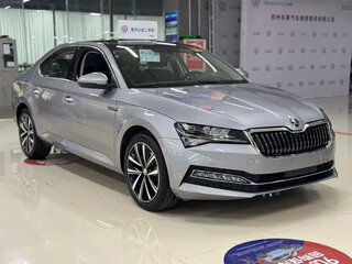 2025 Skoda Superb III Рестайлинг, серебристый, 2340000 рублей, вид 3