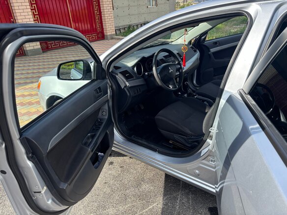 2011 Mitsubishi Lancer X Рестайлинг, серебристый, 640000 рублей - вид 2