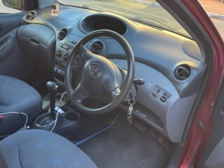 2002 Toyota Vitz I (P10), красный, 177000 рублей, вид 4