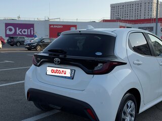2020 Toyota Yaris IV, белый, 1230000 рублей, вид 3