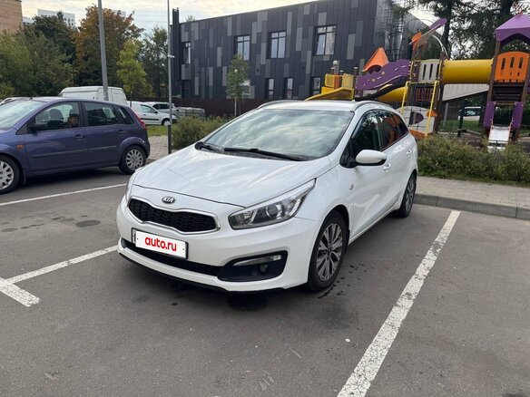2017 Kia Ceed II Рестайлинг, белый, 1240000 рублей - вид 1