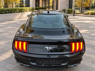 2021 Ford Mustang VI Рестайлинг, чёрный, 2990000 рублей, вид 3