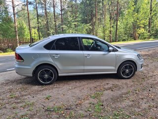 2015 Volkswagen Polo V Рестайлинг, серебристый, 490000 рублей, вид 4