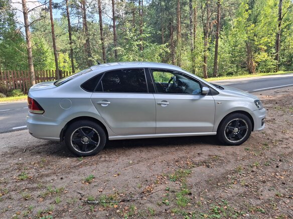 2015 Volkswagen Polo V Рестайлинг, серебристый - вид 2