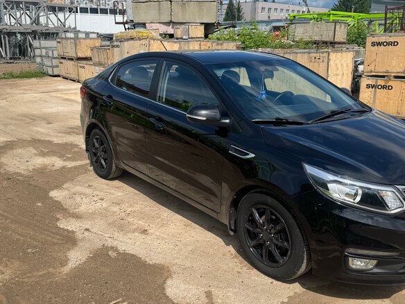 2015 Kia Rio III Рестайлинг, чёрный, 620000 рублей - вид 4