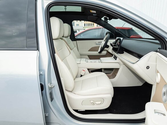 2026 Toyota bZ3X 58.3 kWh, чёрный, 3895003 рублей - вид 13