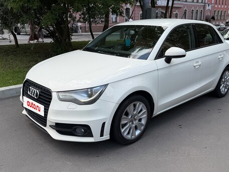 2013 Audi A1 I (8X), белый, вид 4