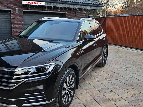2018 Volkswagen Touareg III, коричневый, 5080000 рублей - вид 2