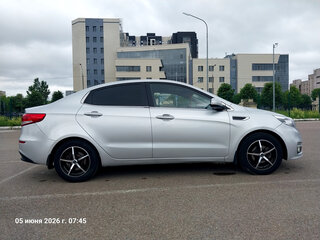 2015 Kia Rio III Рестайлинг, серебристый, 850000 рублей, вид 4