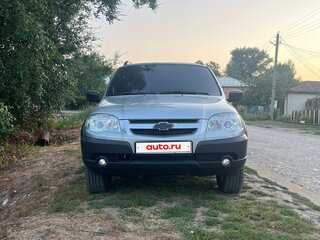 2015 Chevrolet Niva I Рестайлинг, серебристый, 600000 рублей, вид 3