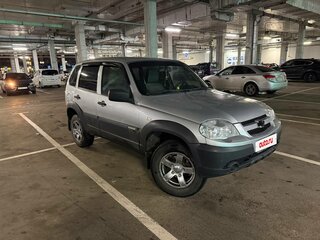 2017 Chevrolet Niva I Рестайлинг, серебристый, 620000 рублей, вид 3