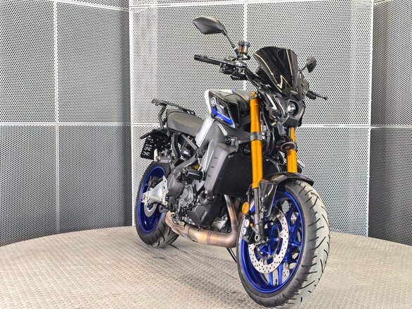 2023 Yamaha MT-09 (FZ-09), серебристый, 1127000 рублей - вид 2