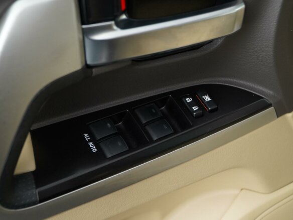 2016 Toyota Land Cruiser 200 Series Рестайлинг 2, чёрный, 5759444 рублей - вид 12