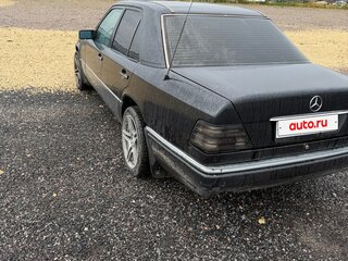 1995 Mercedes-Benz E-Класс 200 I (W124), чёрный, 300000 рублей, вид 4