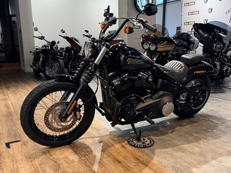 2019 Harley-Davidson Street Bob, чёрный, 1599000 рублей, вид 4