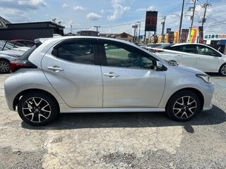 2023 Toyota Yaris IV, серебристый, 1065000 рублей, вид 4