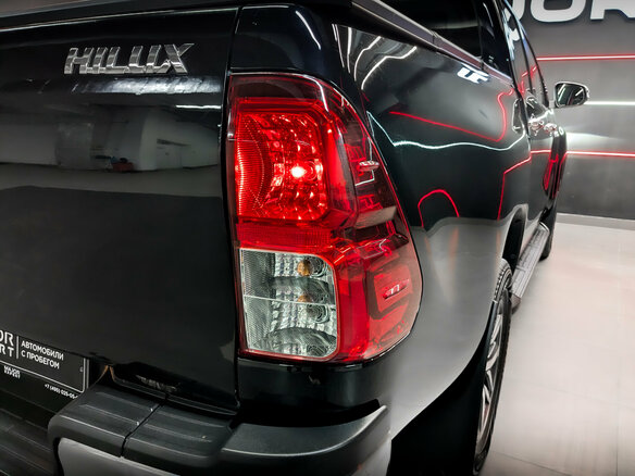 2017 Toyota Hilux VIII, чёрный - вид 26