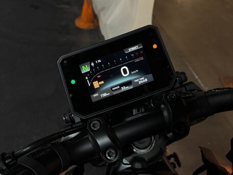 2025 Yamaha MT-09 (FZ-09), серебристый, 1350000 рублей, вид 5