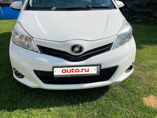 2013 Toyota Vitz III (XP130), белый, 700000 рублей, вид 1
