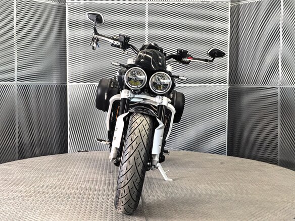 2022 Triumph Rocket III, чёрный, 1999000 рублей - вид 2