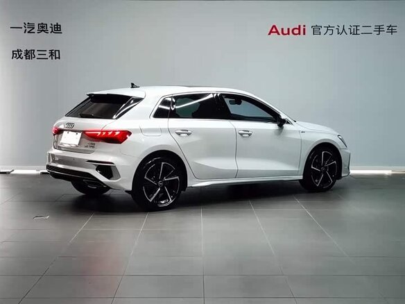 2023 Audi A3 Sportback 35 TFSI IV (8Y), белый, 1850000 рублей