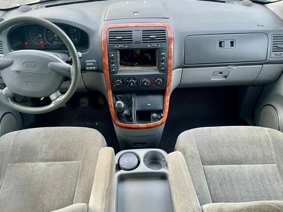2003 Kia Carnival I Рестайлинг, бежевый, 275000 рублей - вид 4