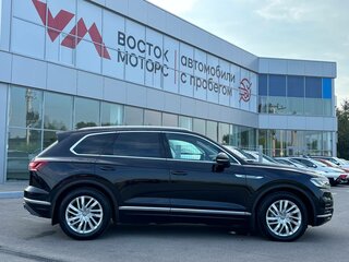2018 Volkswagen Touareg III, чёрный, 3490000 рублей, вид 5
