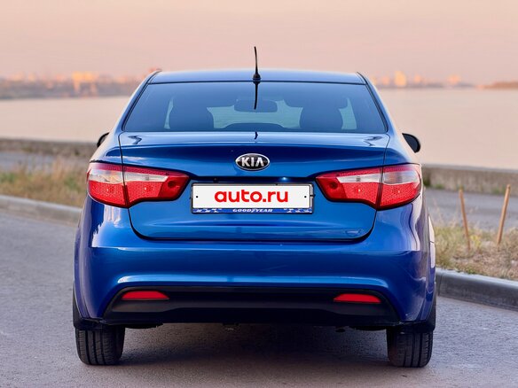 2013 Kia Rio 5-speed III, синий, 900000 рублей - вид 5