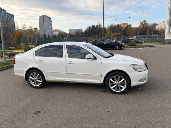 2011 Skoda Octavia II (A5) Рестайлинг, белый, 700000 рублей - вид 3