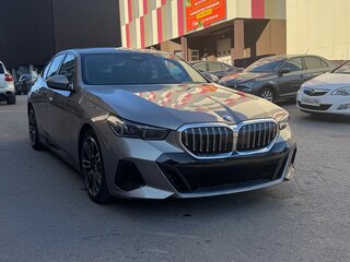 2024 BMW 5 серии 520d xDrive VIII (G60/G61/G68), серый, 7100000 рублей, вид 3