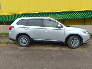 2017 Mitsubishi Outlander III Рестайлинг 2, серебристый, 1760000 рублей, вид 5