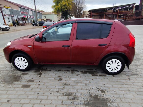 2011 Renault Sandero I, красный, 230000 рублей - вид 2