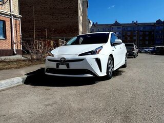 2019 Toyota Prius IV Рестайлинг (XW50), белый, 2150000 рублей, вид 4