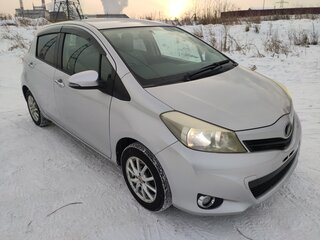2011 Toyota Vitz III (XP130), серебристый, 830000 рублей, вид 5