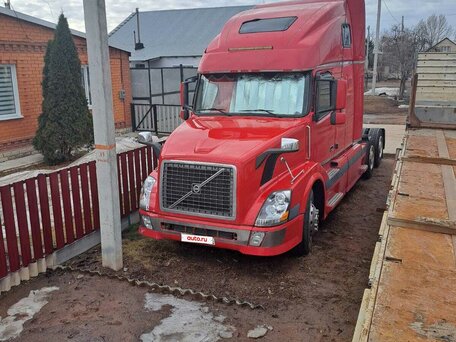 2003 Volvo VNL, красный, 2000000 рублей, вид 1