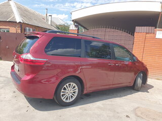 2016 Toyota Sienna III Рестайлинг, пурпурный, 3500000 рублей, вид 3
