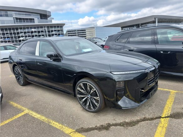 2026 BMW 7 серии 740 xDrive VII (G70) Рестайлинг, чёрный, 23160000 рублей