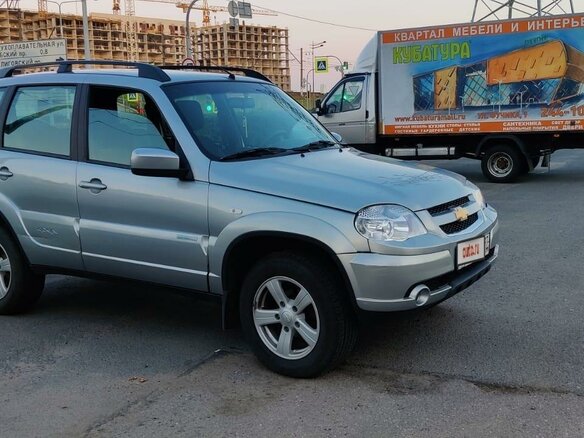 2015 Chevrolet Niva I Рестайлинг, серый, 795000 рублей - вид 1