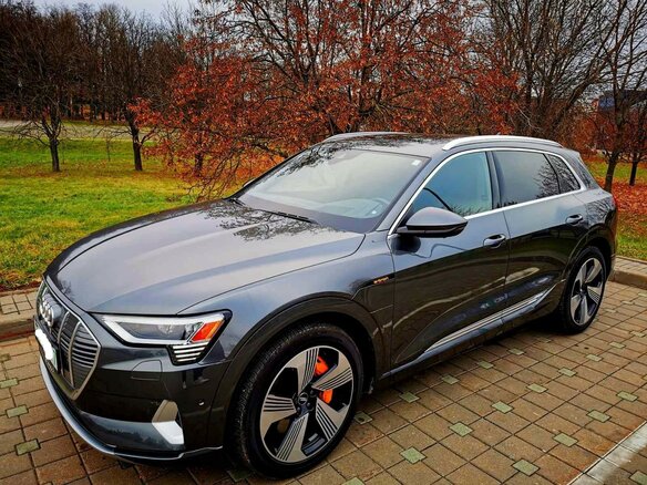 2019 Audi e-tron 55 I, серый - вид 2