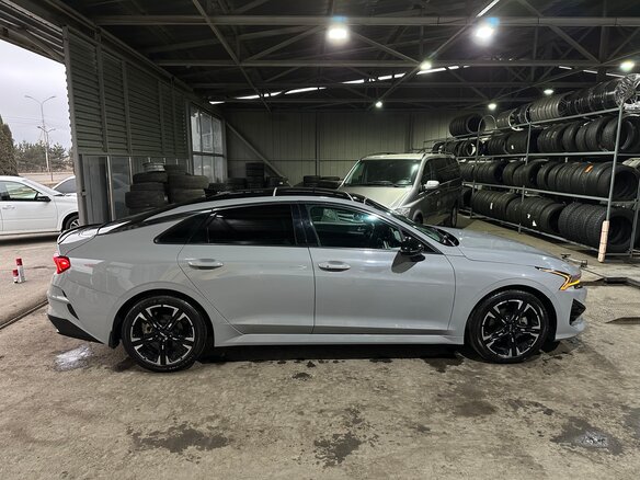 2021 Kia K5 III, серебристый, 2200000 рублей - вид 2