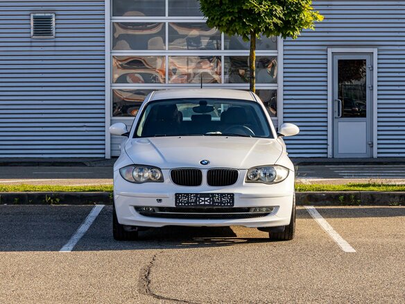 2008 BMW 1 серии 116i I (E81/E82/E87/E88) Рестайлинг, белый, 895000 рублей - вид 1