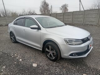 2014 Volkswagen Jetta VI, серебристый, 900000 рублей, вид 3