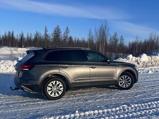 2018 Volkswagen Touareg III, серый, 3700000 рублей, вид 3