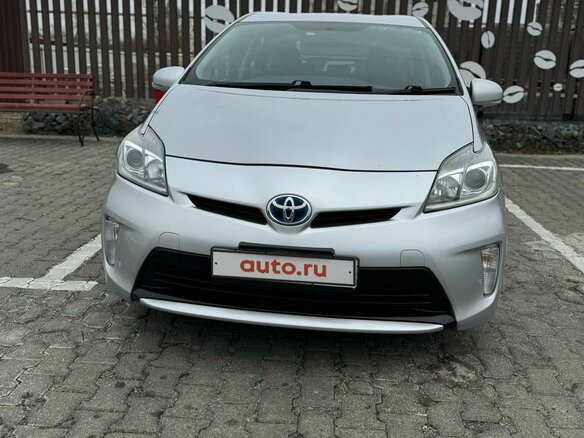 2012 Toyota Prius III Рестайлинг (XW30), серебристый, 1250000 рублей - вид 1