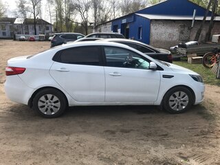 2013 Kia Rio 5-speed III, белый, 690000 рублей, вид 2